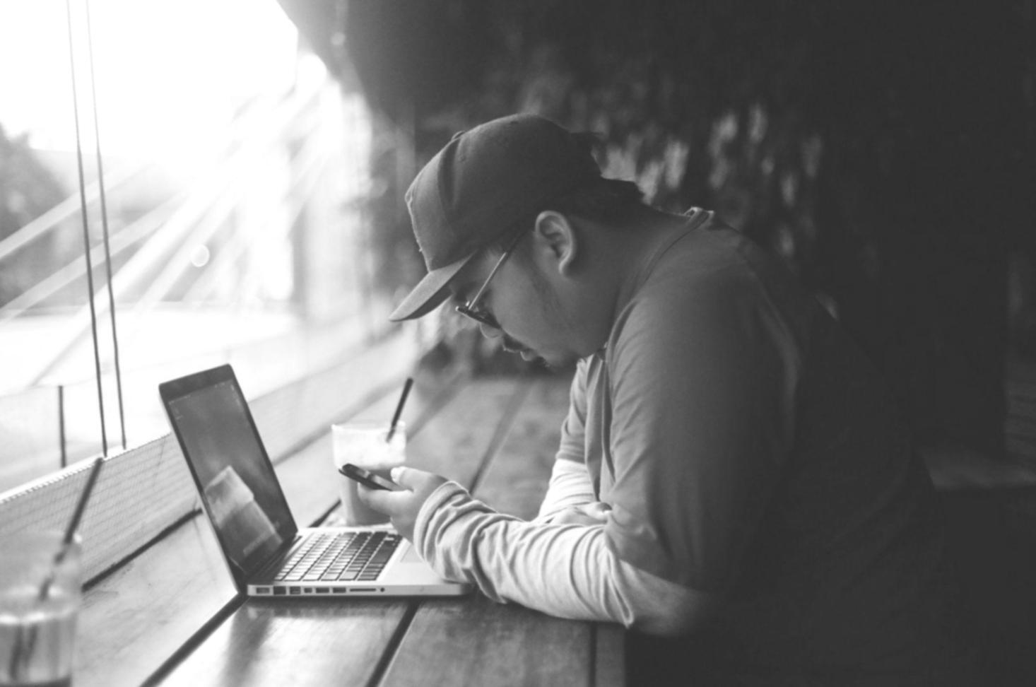 Persona che riflette in uno spazio tranquillo