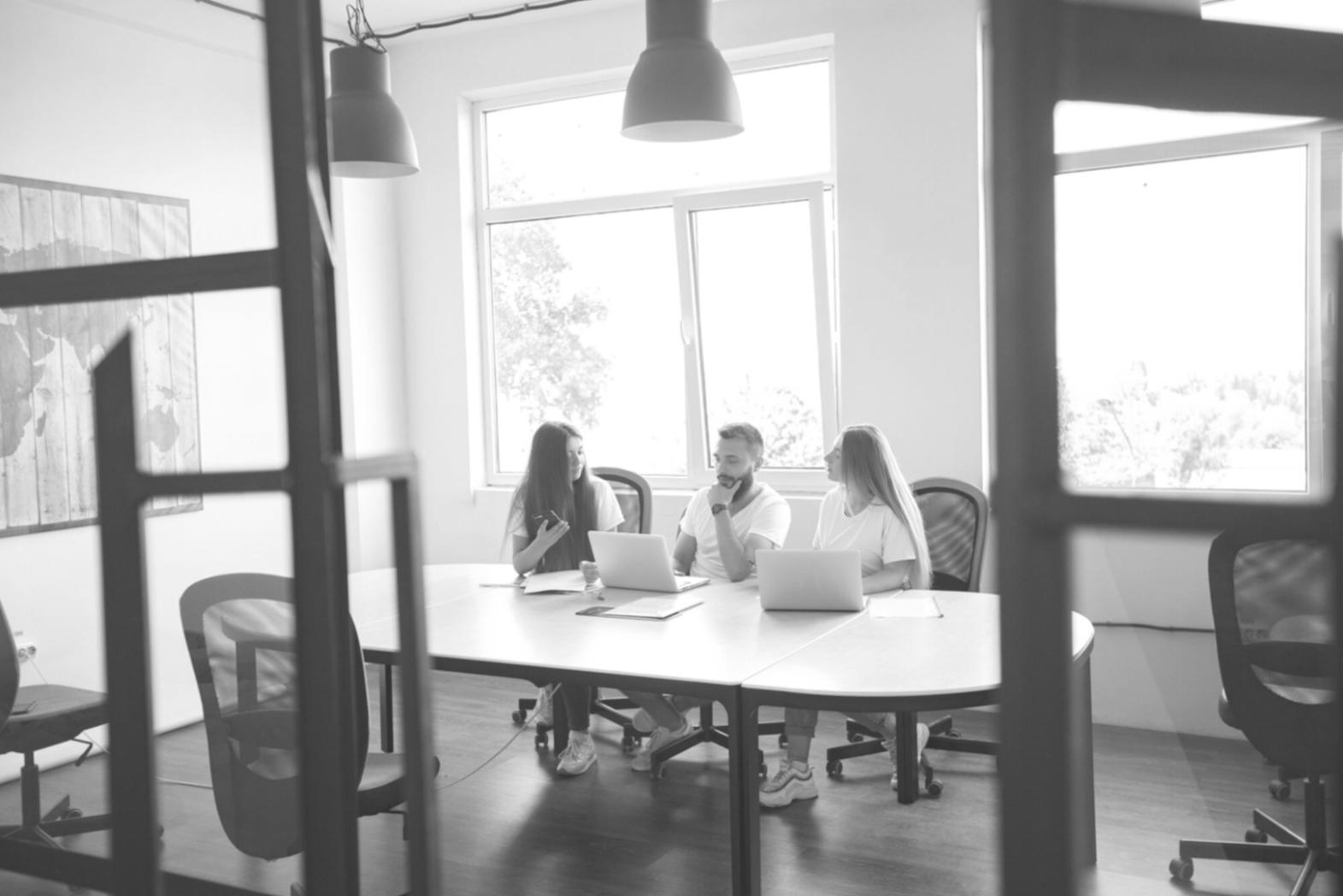 Persona in un momento di riflessione serena nella natura